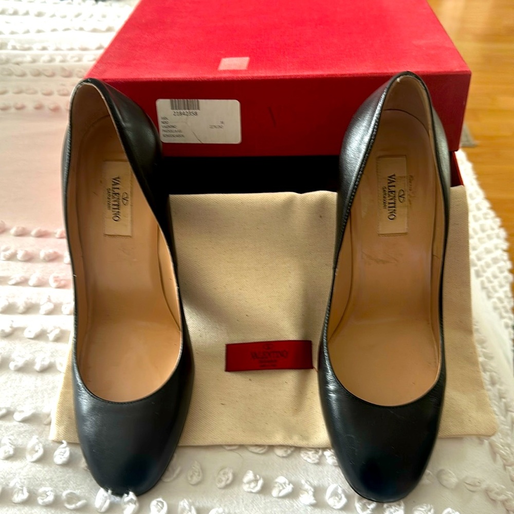 VALENTINO GARAVANI black pumps
